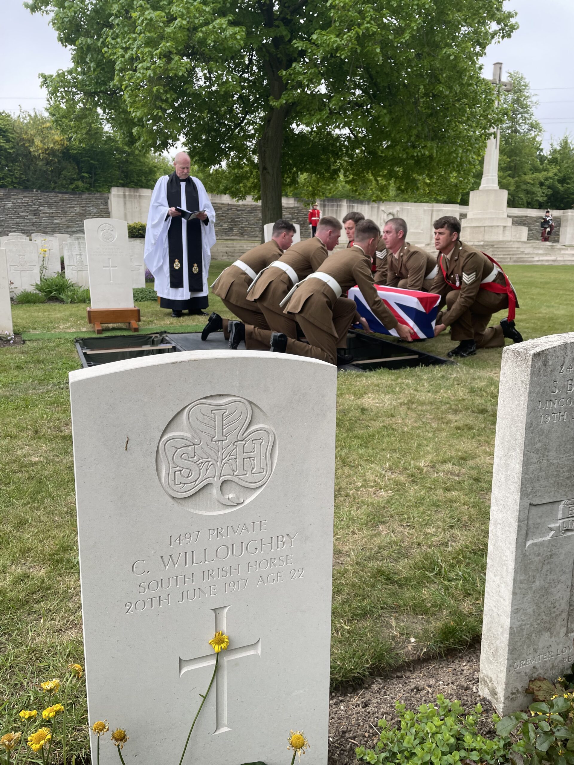 Cérémonie d&rsquo;inhumation au Loos British Cemetery – Circulation & Déviation